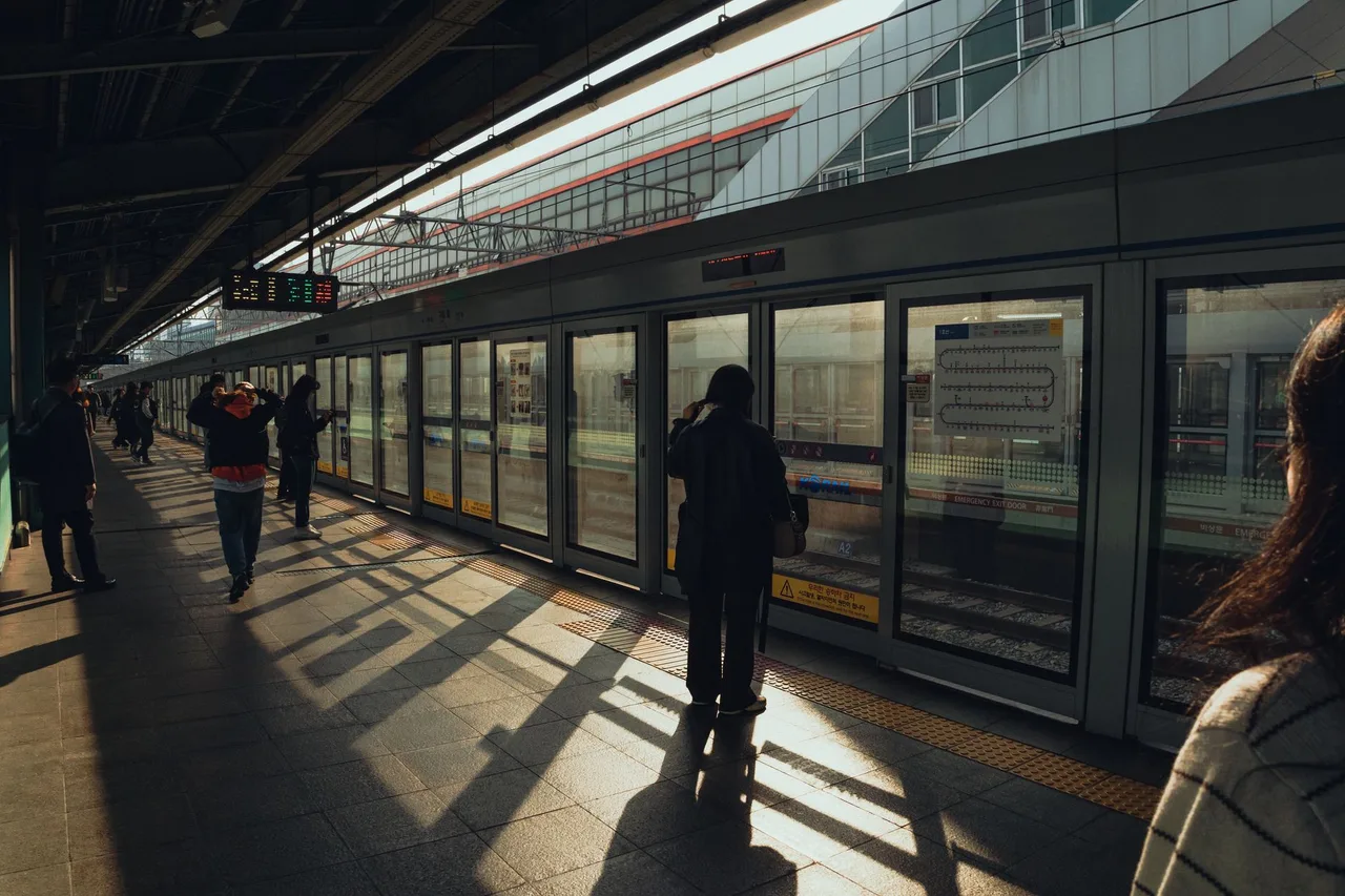 The Seoul subway, the easiest way to hop between the food markets