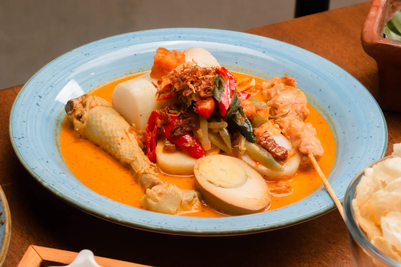 Tteokbokki (떡볶이): spicy rice cakes