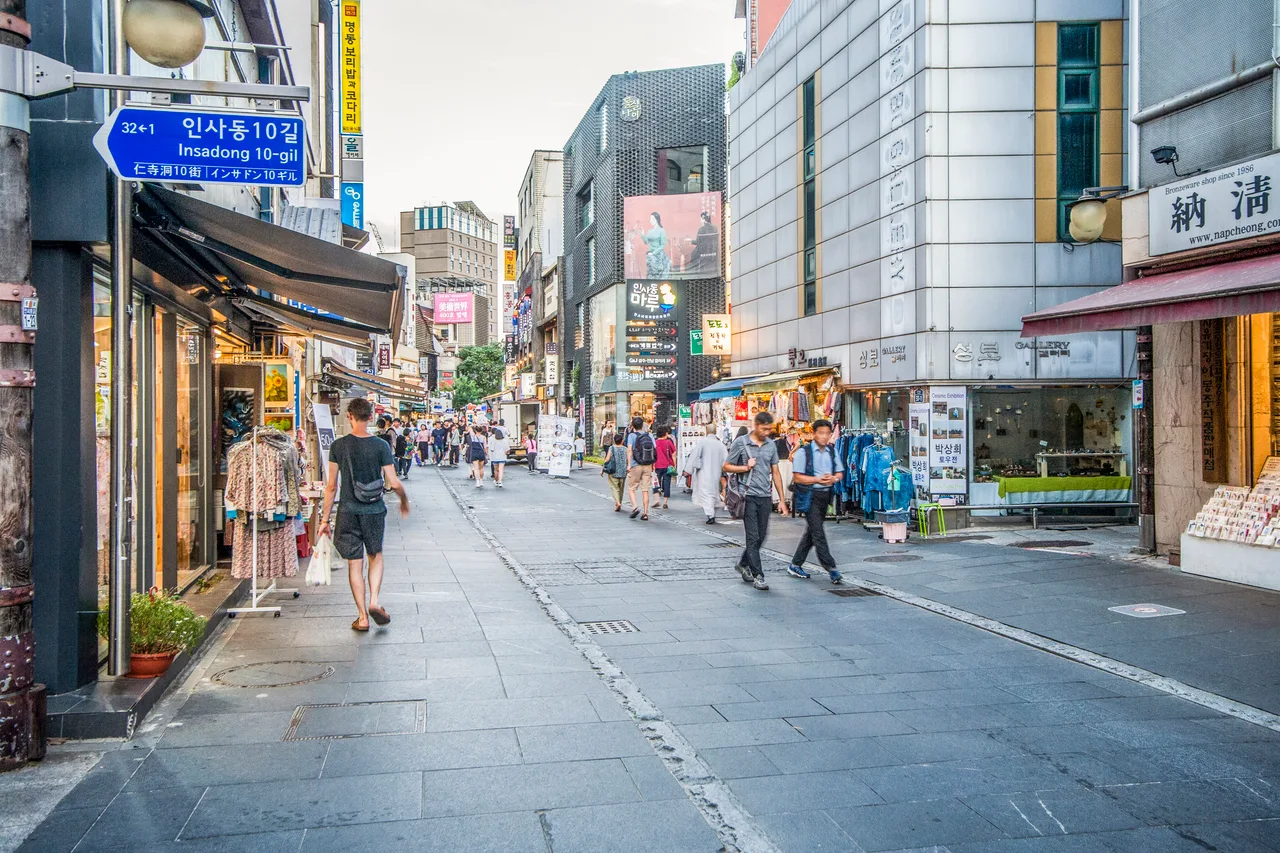 Discover Insadong's traditional markets