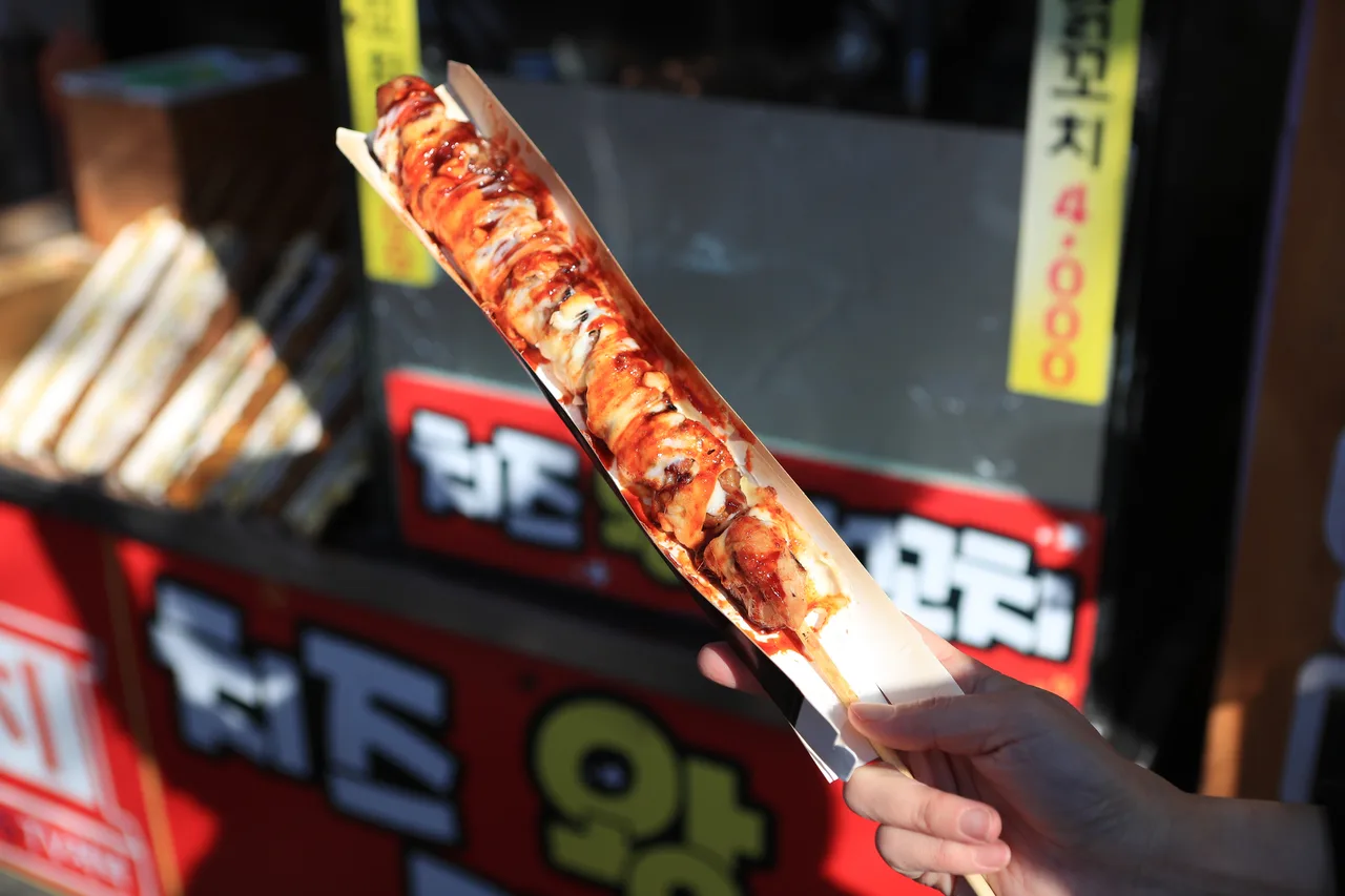 Dak-kkochi (닭꼬치): grilled chicken skewers